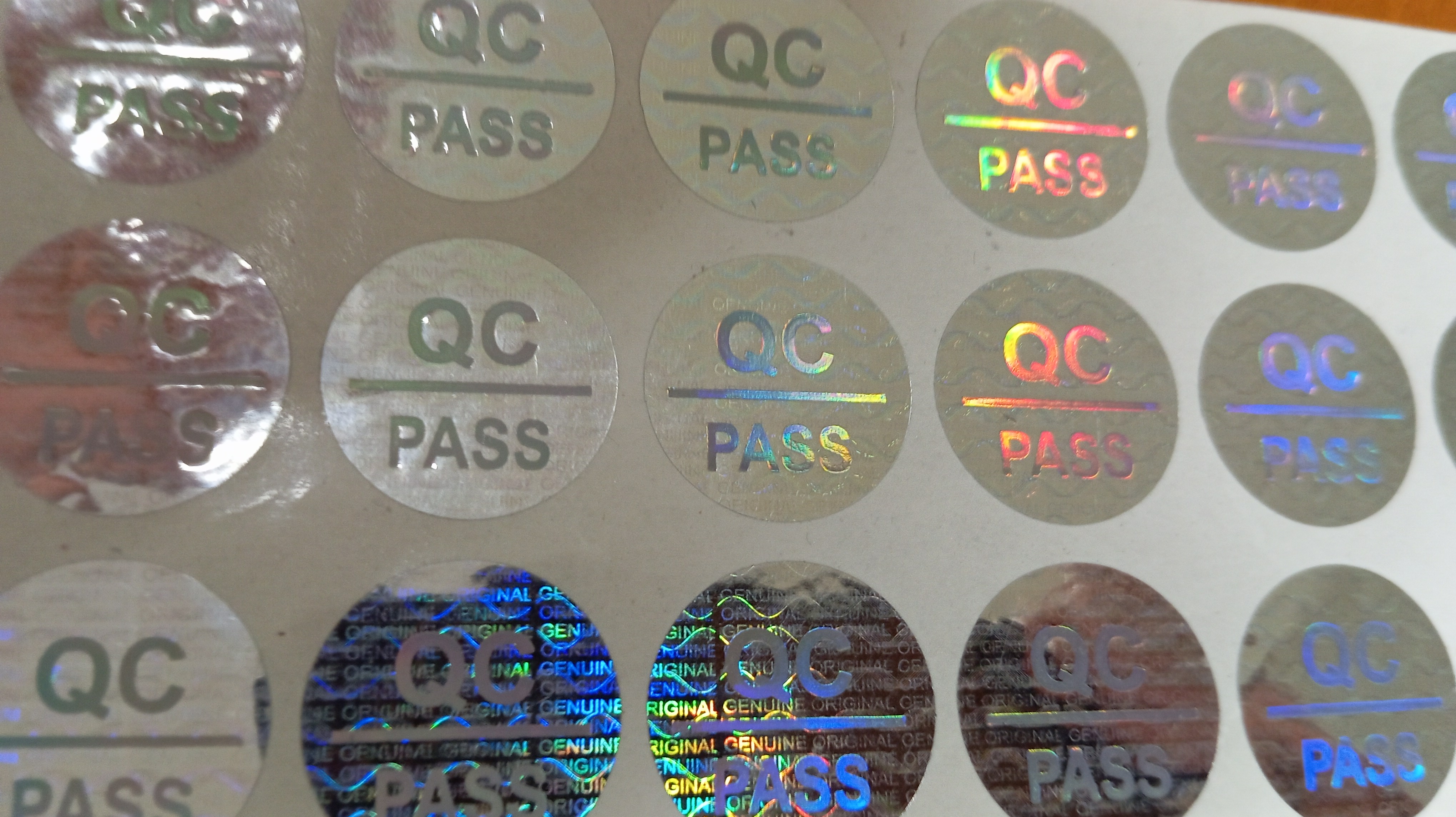 هولوگرام لایه شونده QC PASS